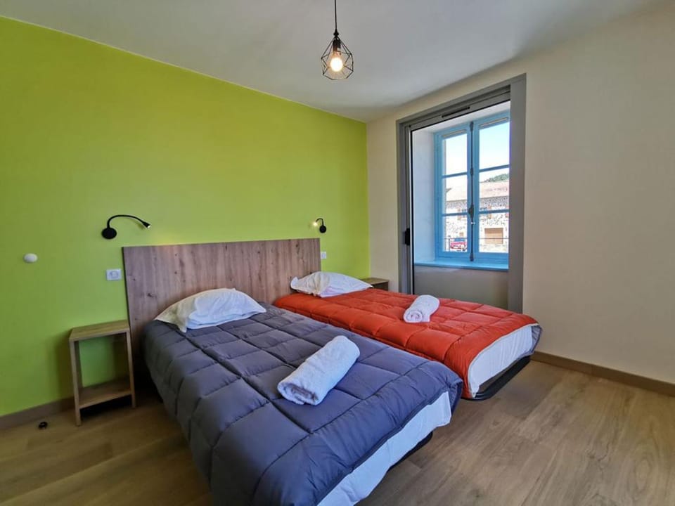 Bed, Photo of the whole room, Decorative detail, Bedroom, towels