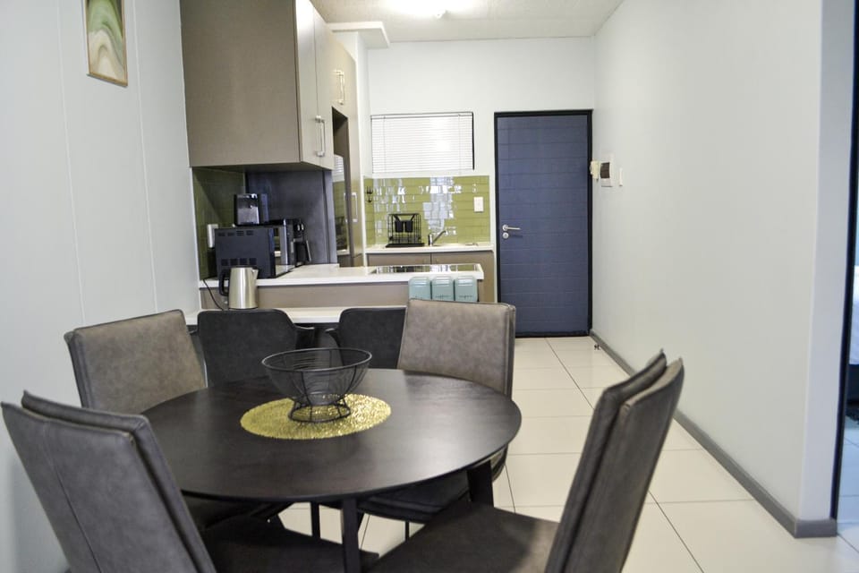 Kitchen or kitchenette, Seating area, Dining area
