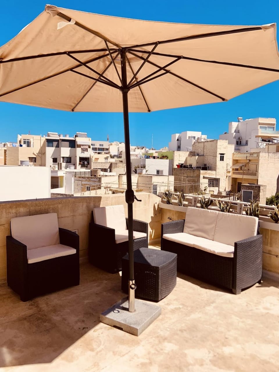 Property building, Patio, Day, View (from property/room), Balcony/Terrace, Living room, Seating area, Dining area, City view