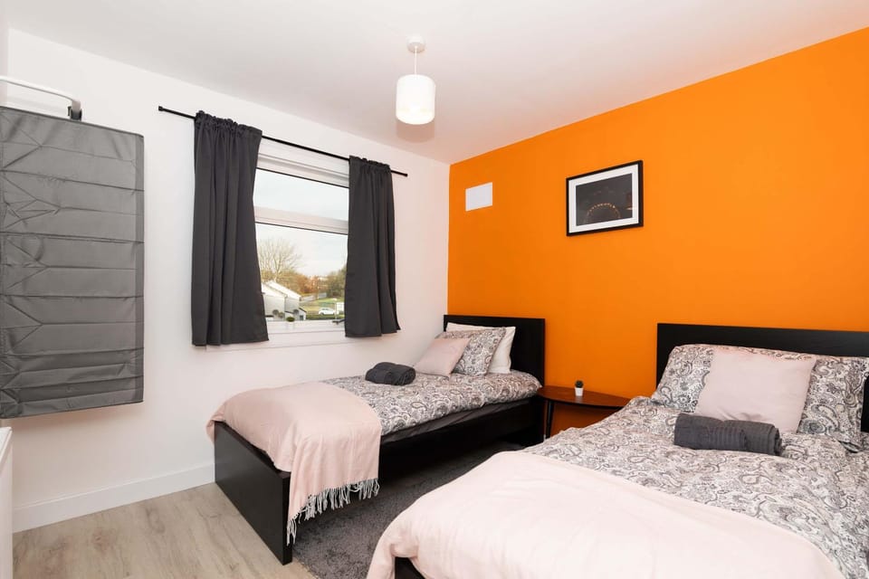 4BR Home-Parking-Near Falkirk & Stirling-Sleeps 6 Apartment in Scotland
