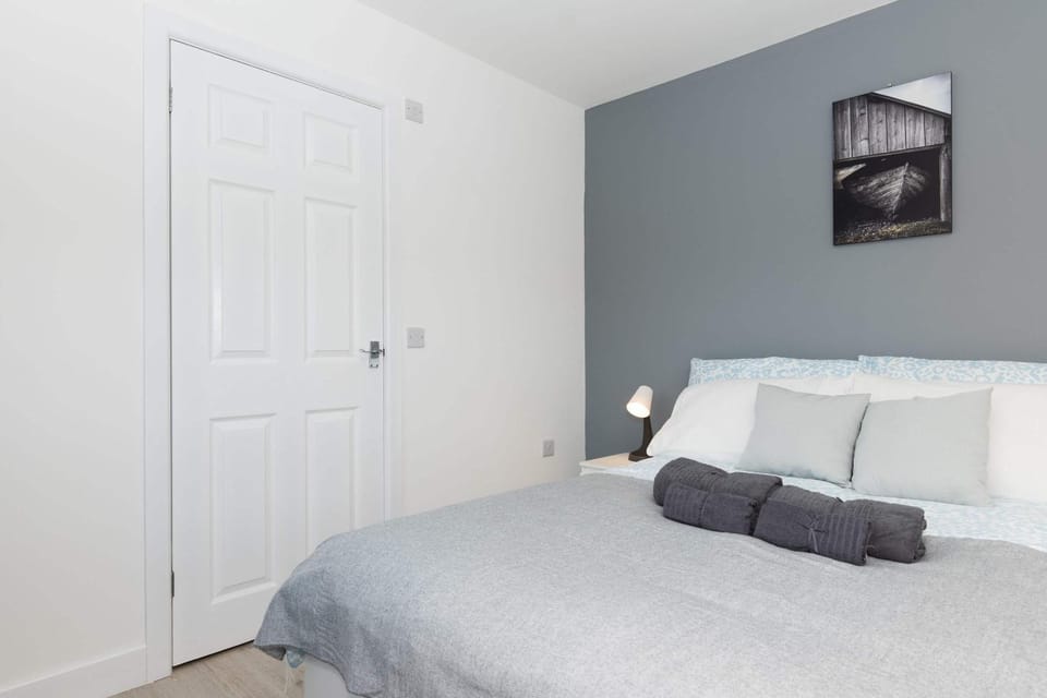 4BR Home-Parking-Near Falkirk & Stirling-Sleeps 6 Apartment in Scotland