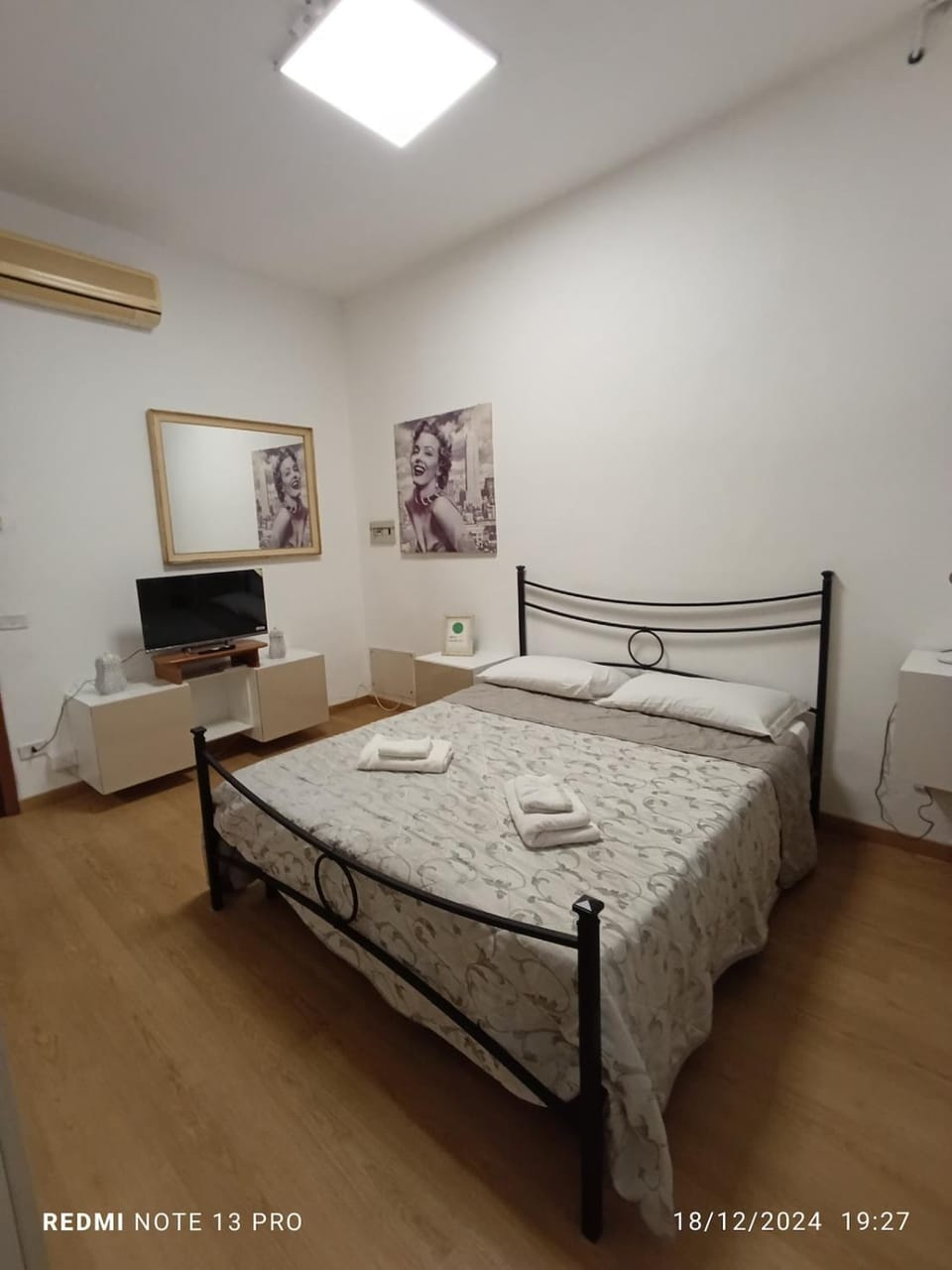 Bed, TV and multimedia, air conditioner