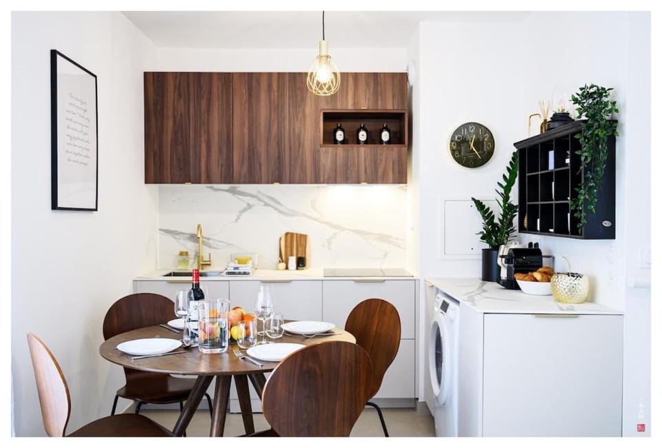 Kitchen or kitchenette, Dining area, stove