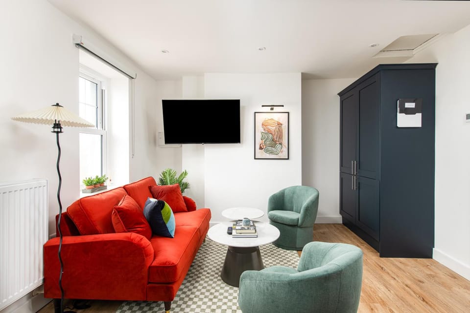 Stylish-5bed-5bath-FreeParking-By FabAccommodation Apartment in Bristol