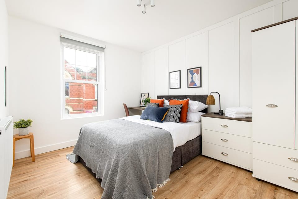 Stylish-5bed-5bath-FreeParking-By FabAccommodation Apartment in Bristol