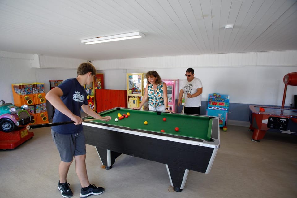 Billiard, Game Room