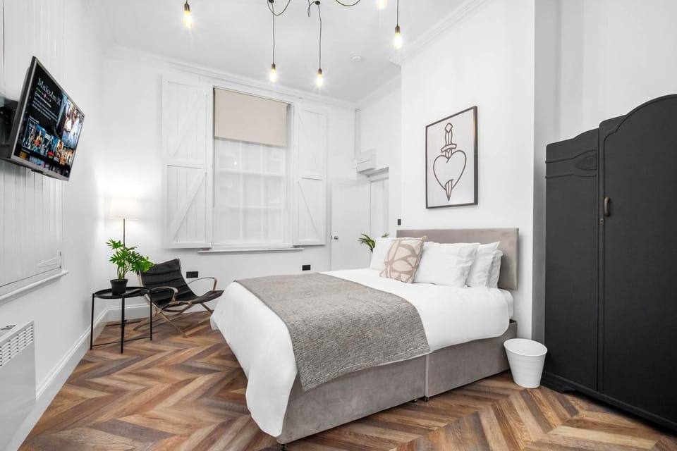 Bed, TV and multimedia, Photo of the whole room, Bedroom, heating, wardrobe