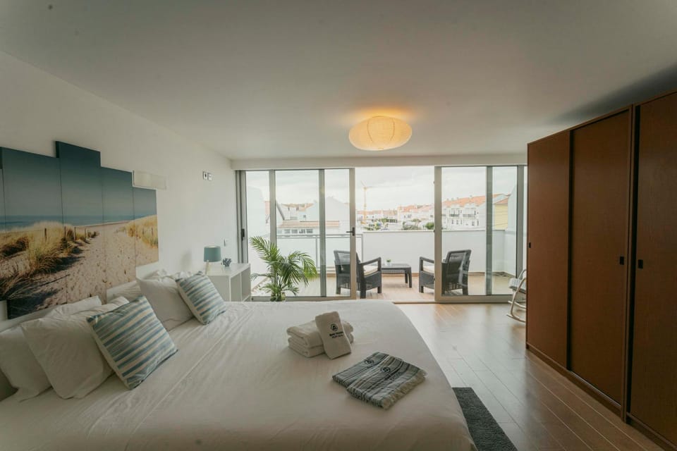 Bed, Photo of the whole room, Seating area, Bedroom, towels, wardrobe