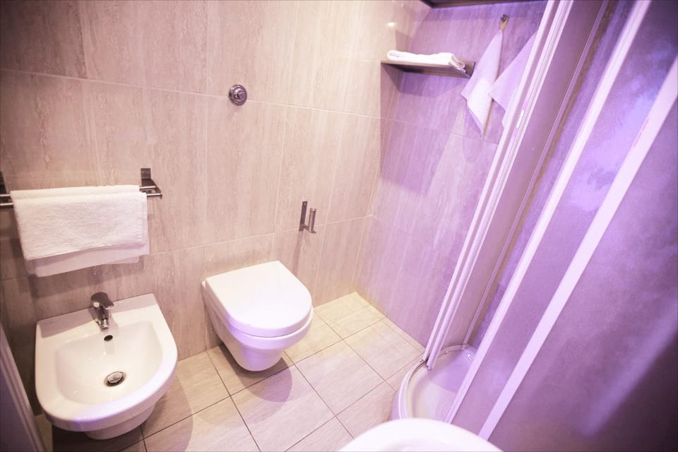 Shower, Toilet, Bathroom, bidet, towels