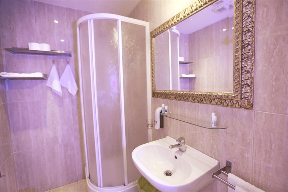 Shower, Bathroom, towels
