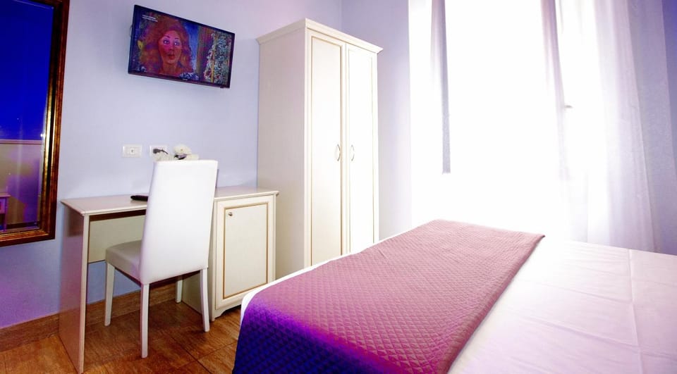 Bed, TV and multimedia, Photo of the whole room, Bedroom
