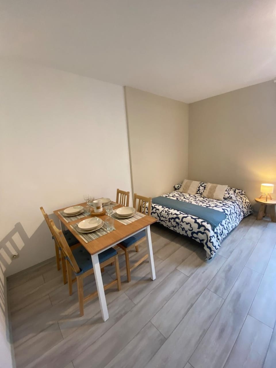 Bed, Dining area