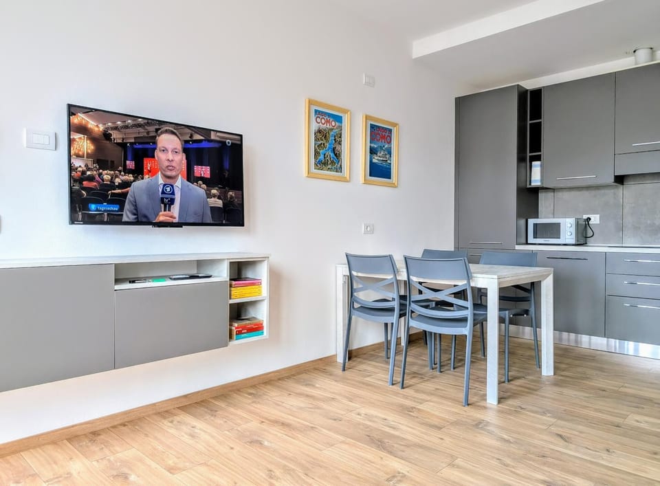TV and multimedia, Kitchen or kitchenette, Dining area, oven, stove