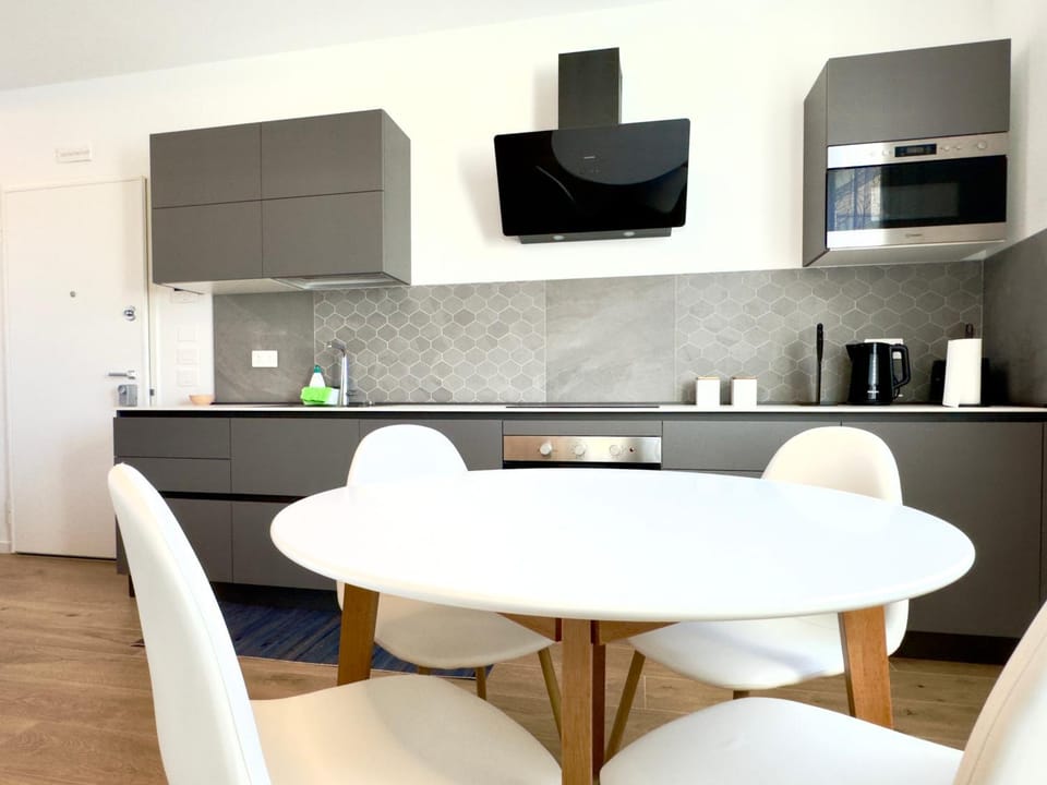 Seating area, Dining area, Lunch, toaster