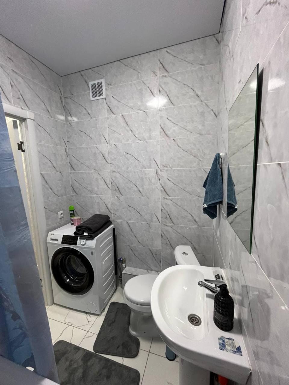 Shower, Toilet, Bathroom, towels