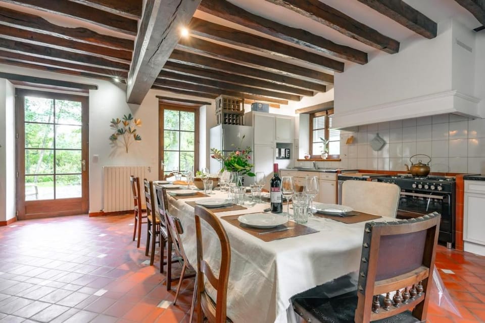 Kitchen or kitchenette, Living room, Seating area, Dining area, stove