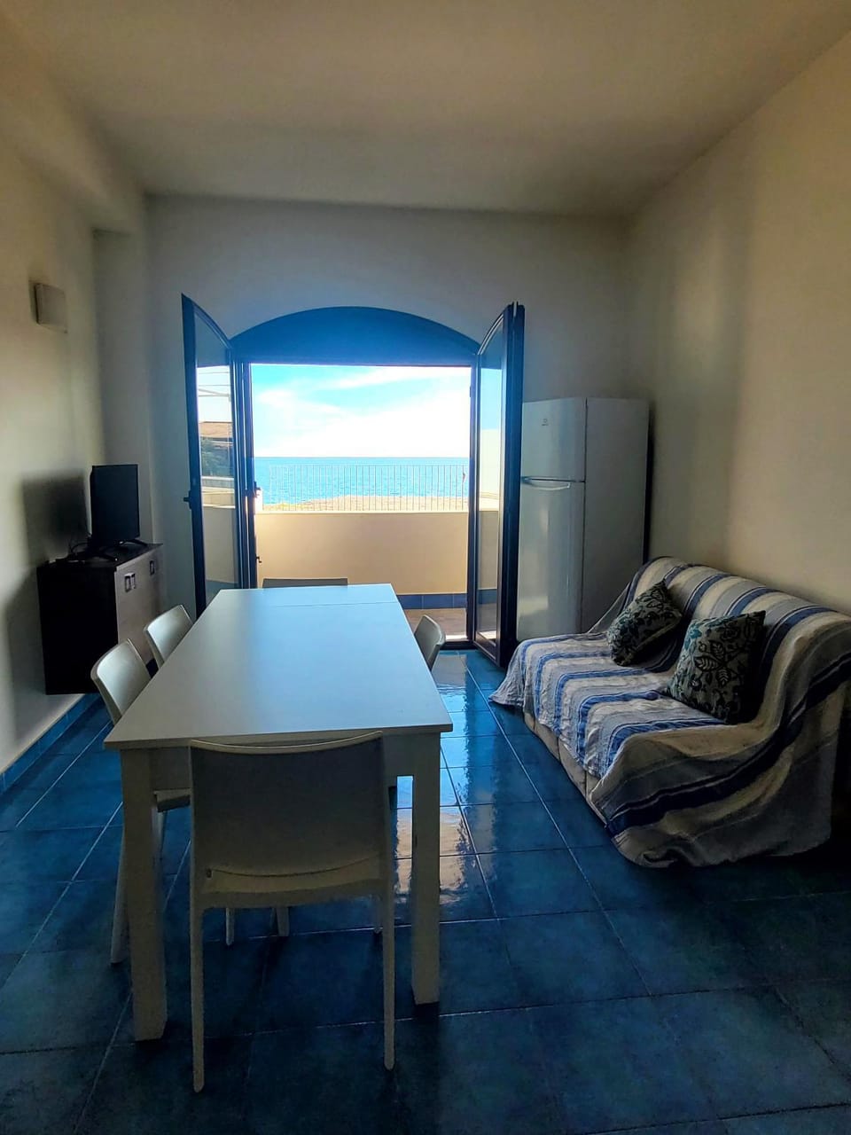 Natural landscape, TV and multimedia, Living room, Dining area, Sea view