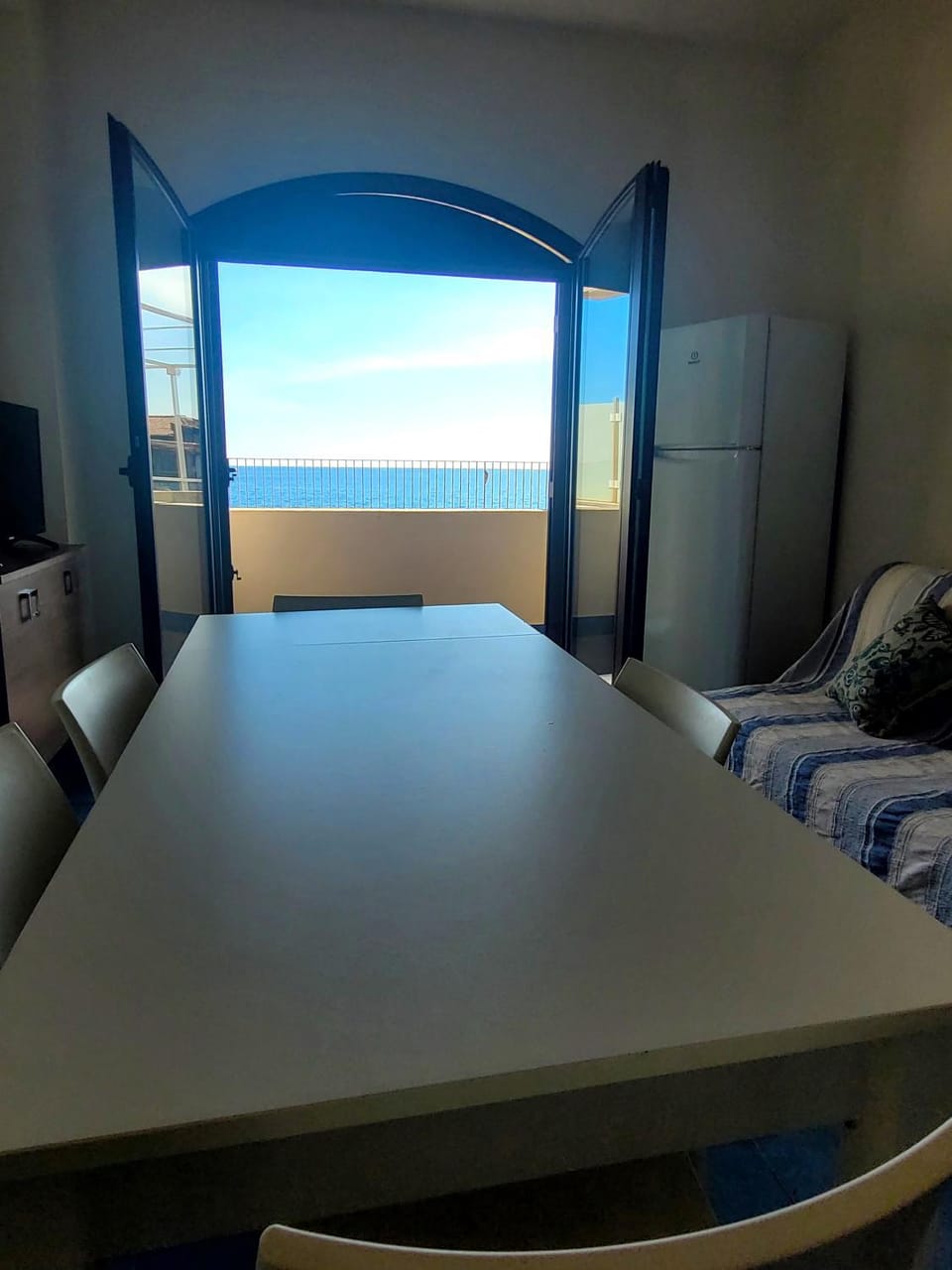 TV and multimedia, Living room, Photo of the whole room, Seating area, Dining area
