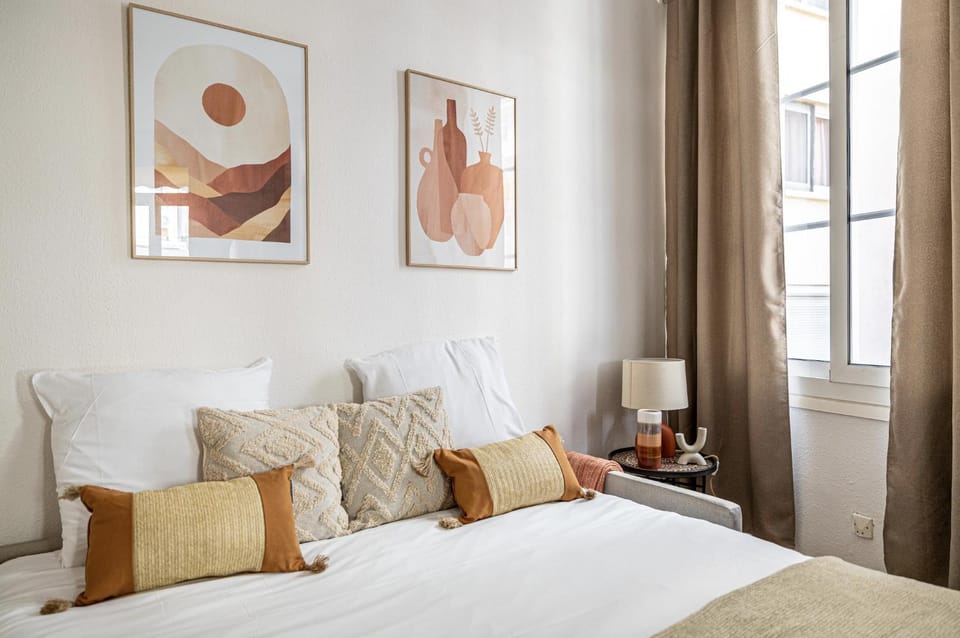 Bed, Living room, Photo of the whole room, Bedroom