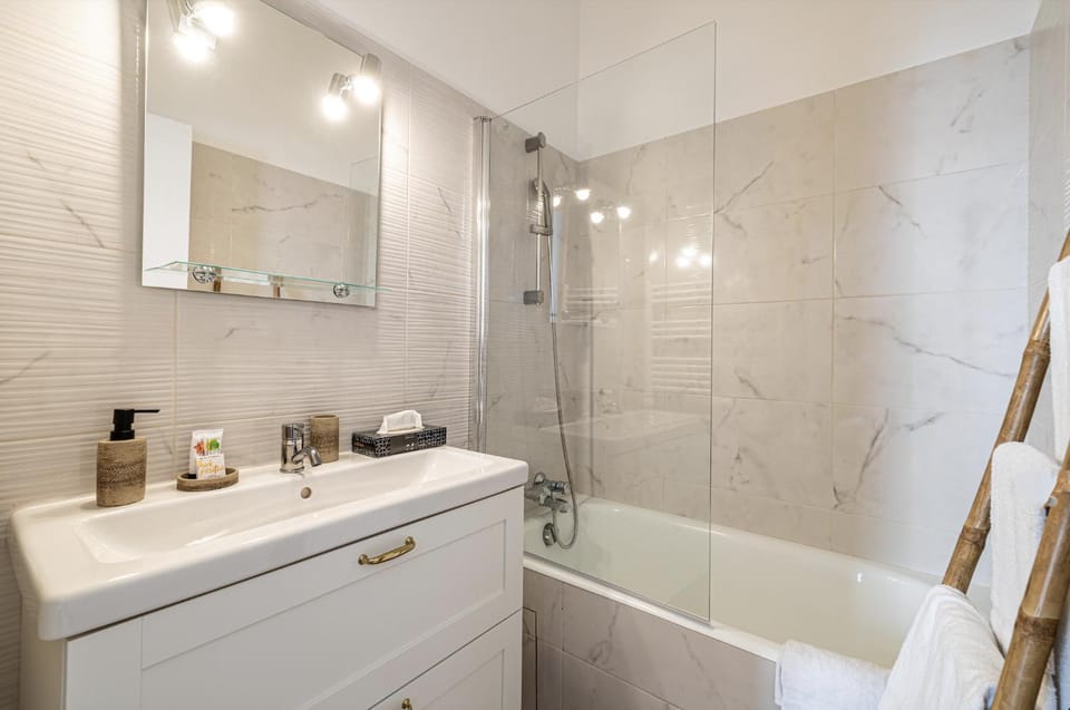Bathroom, Bath, towels