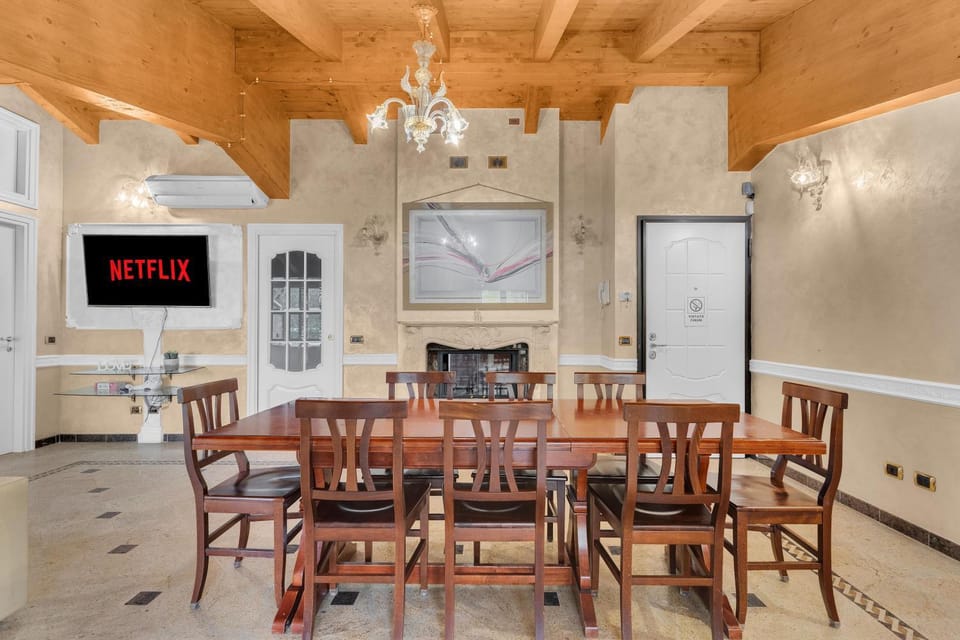 TV and multimedia, Kitchen or kitchenette, Living room, Seating area, Dining area