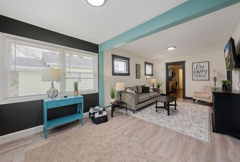 Communal lounge/ TV room, TV and multimedia, Living room, Seating area, Evening entertainment