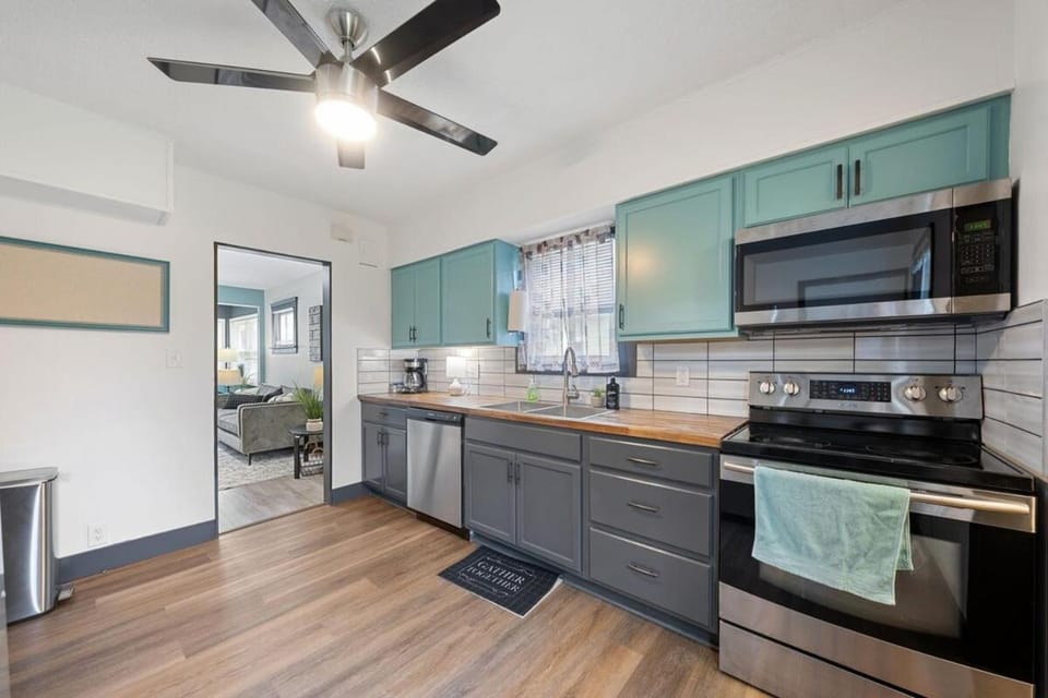 Kitchen or kitchenette, dishwasher, stove