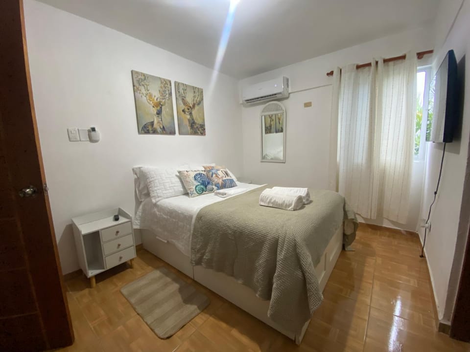 Bed, TV and multimedia, Photo of the whole room, Bedroom, towels, wardrobe