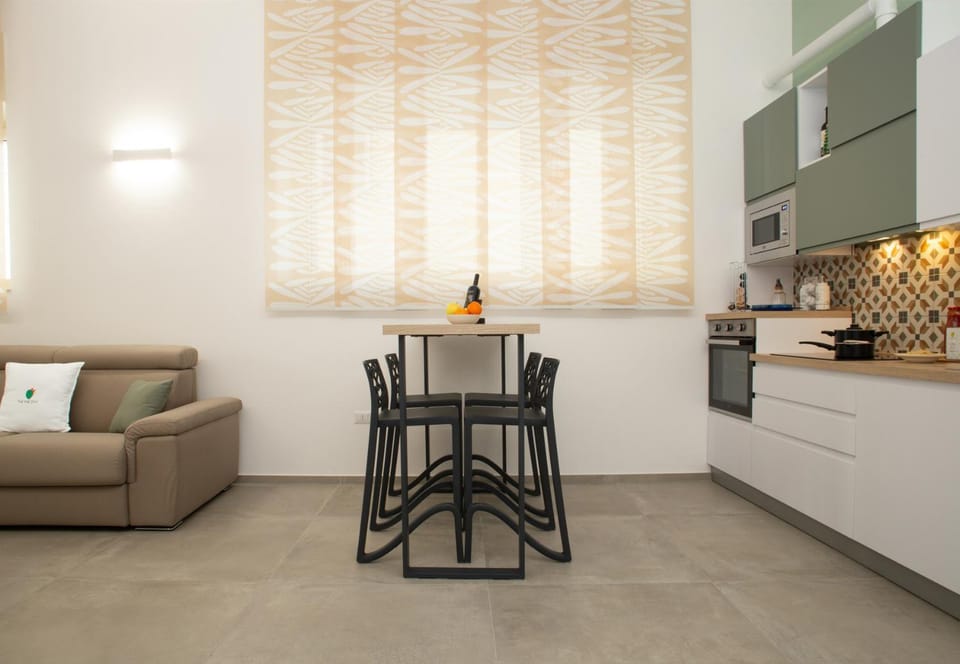 Kitchen or kitchenette, Seating area, Dining area, stove