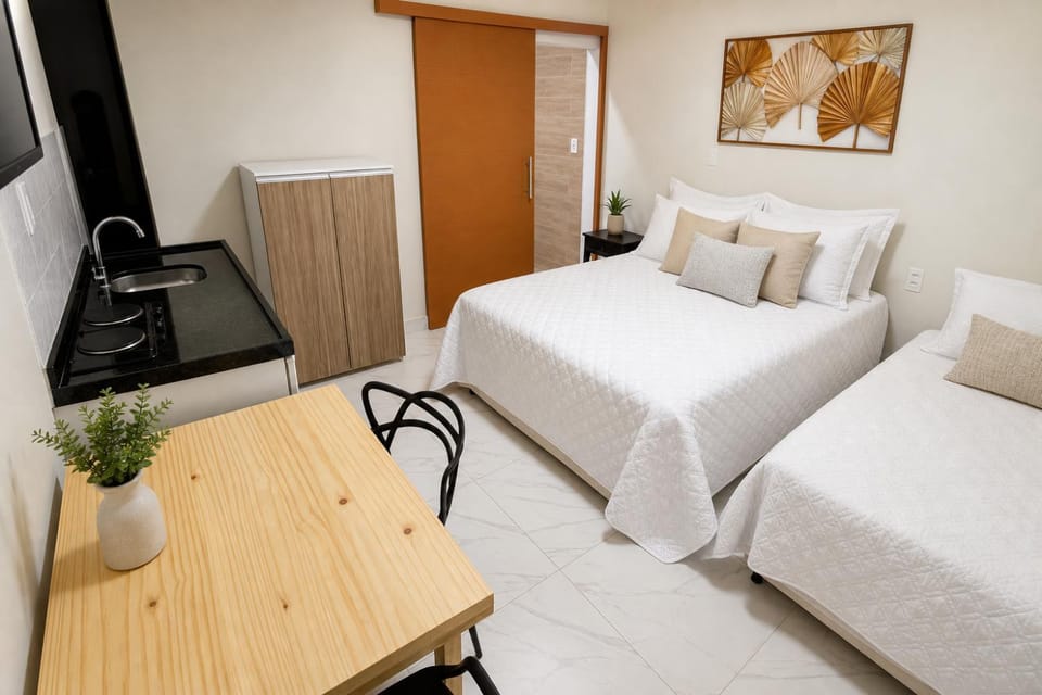 Bed, TV and multimedia, Photo of the whole room, Dining area, Bedroom, Meals