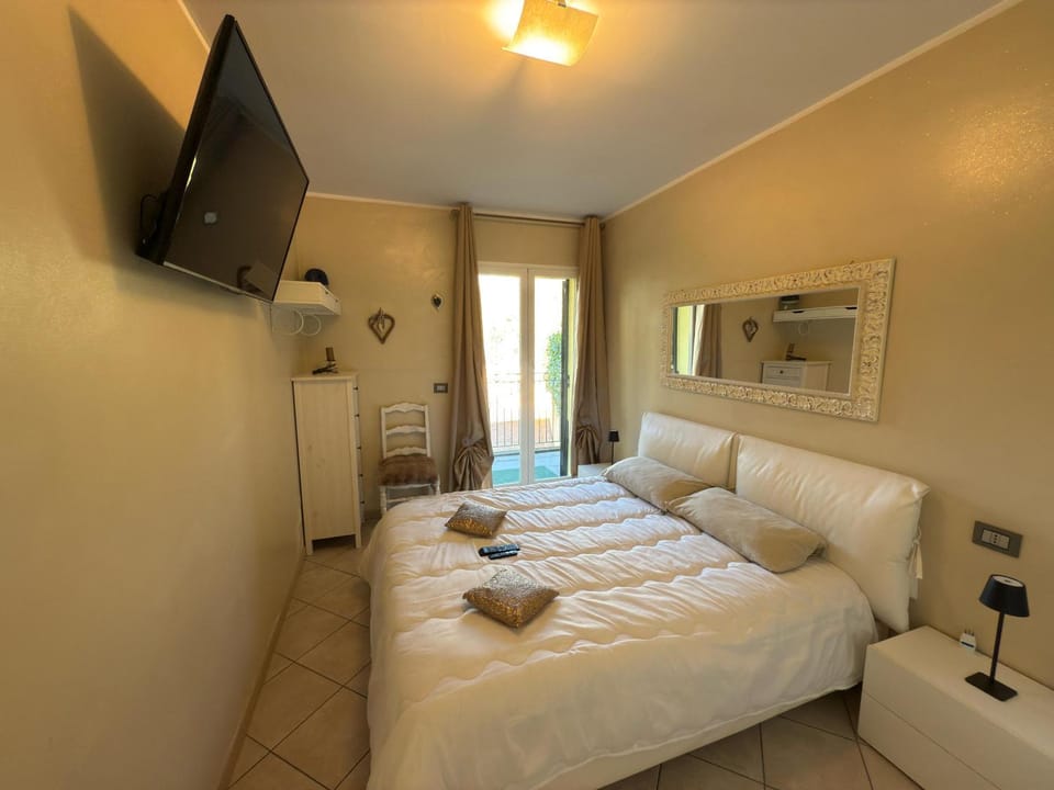 Bed, TV and multimedia, Photo of the whole room, Bedroom, towels