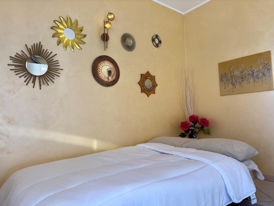 Bed, Photo of the whole room, Decorative detail, Bedroom