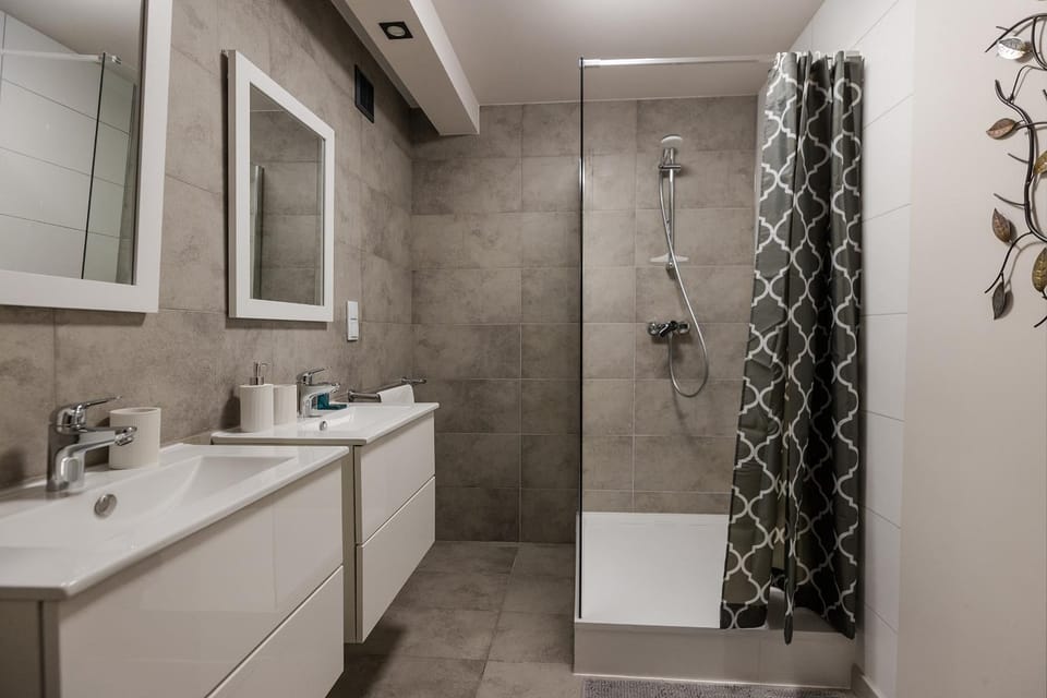 Shower, Bathroom, towels