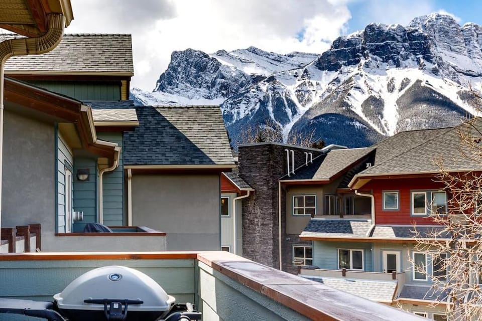 Property building, Nearby landmark, Day, Natural landscape, Winter, Mountain view