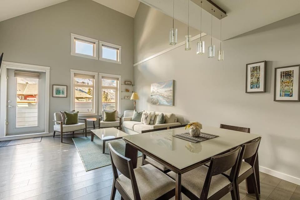 Living room, Seating area, Dining area, fireplace
