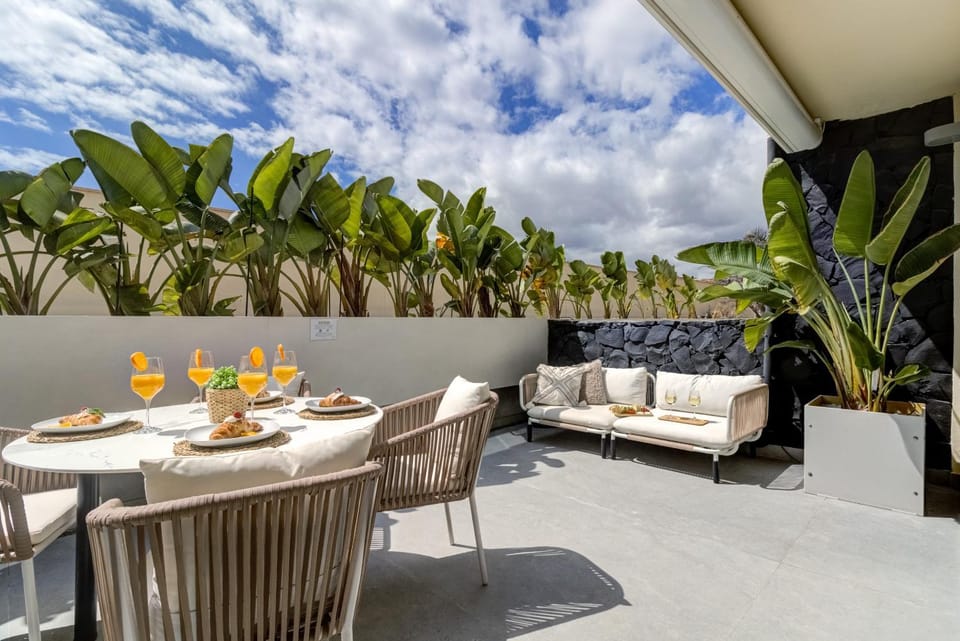 Patio, Garden, Balcony/Terrace, Seating area, Dining area, Garden view
