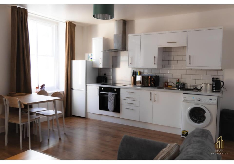 Kitchen or kitchenette, Seating area, Dining area, heating, internet, microwave, oven, stove, toaster, washing machine, kitchen