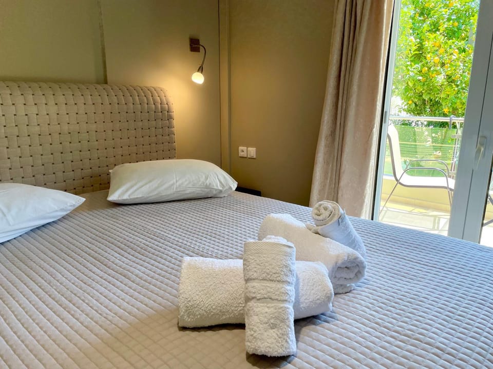 Bed, Photo of the whole room, Bedroom, towels