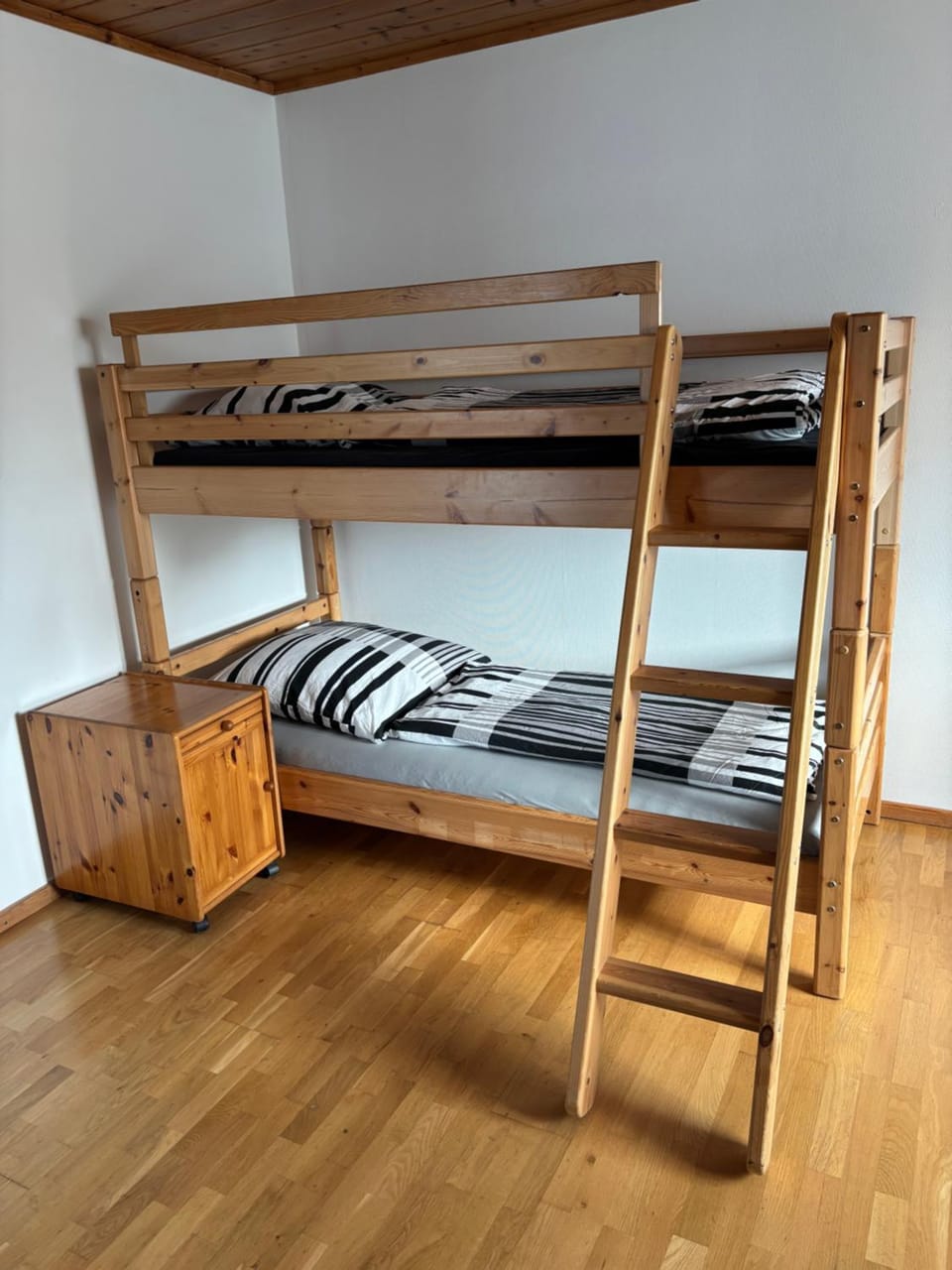 Bedroom, bunk bed
