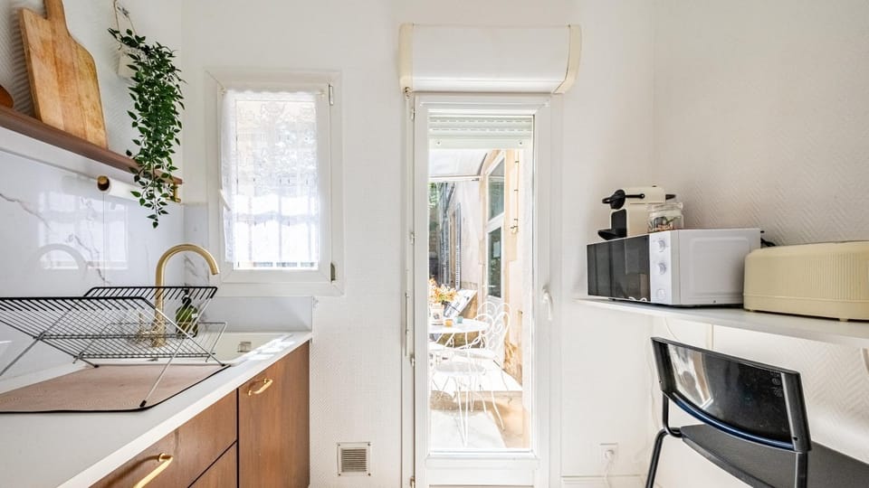 Kitchen or kitchenette, kitchen