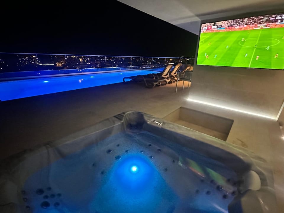 Hot Tub, Swimming pool