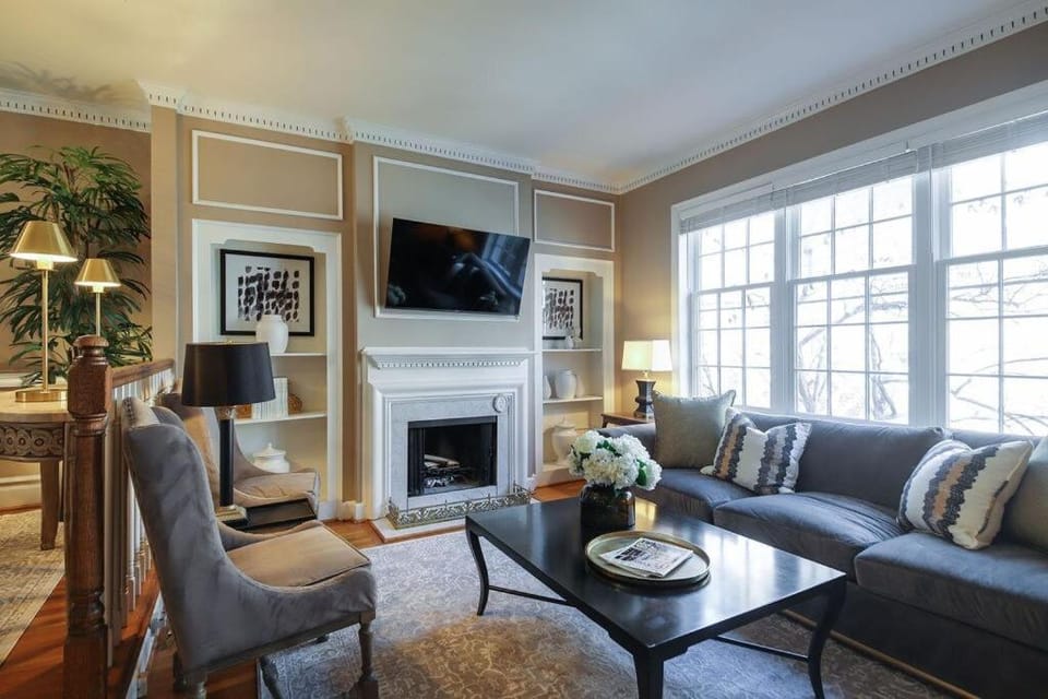 TV and multimedia, Living room, Seating area, Evening entertainment