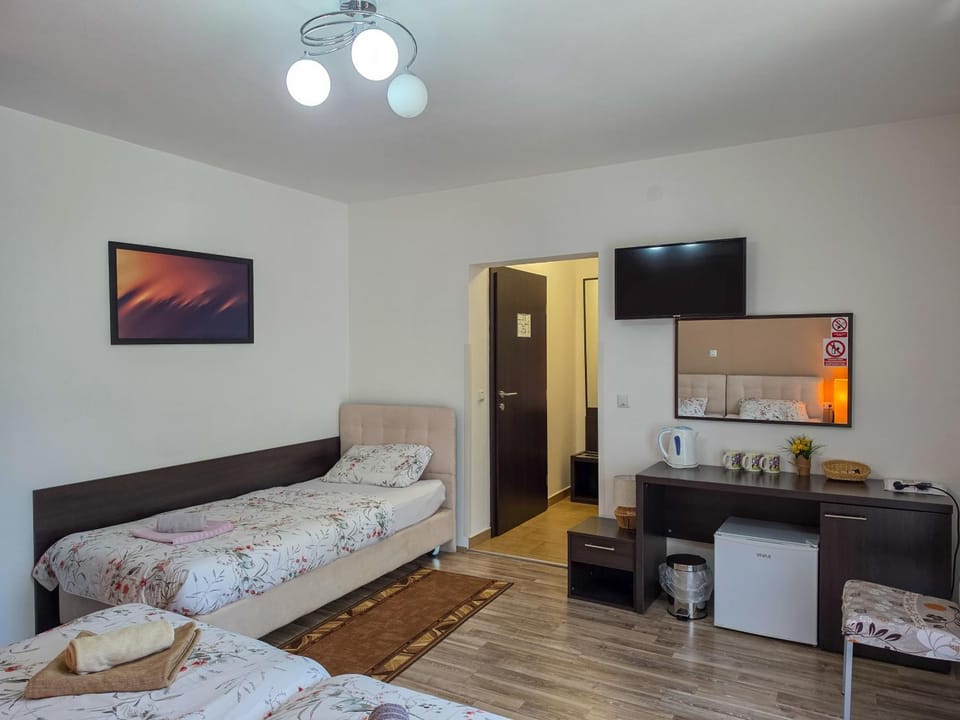 Bed, TV and multimedia, Photo of the whole room, Bedroom, minibar, towels