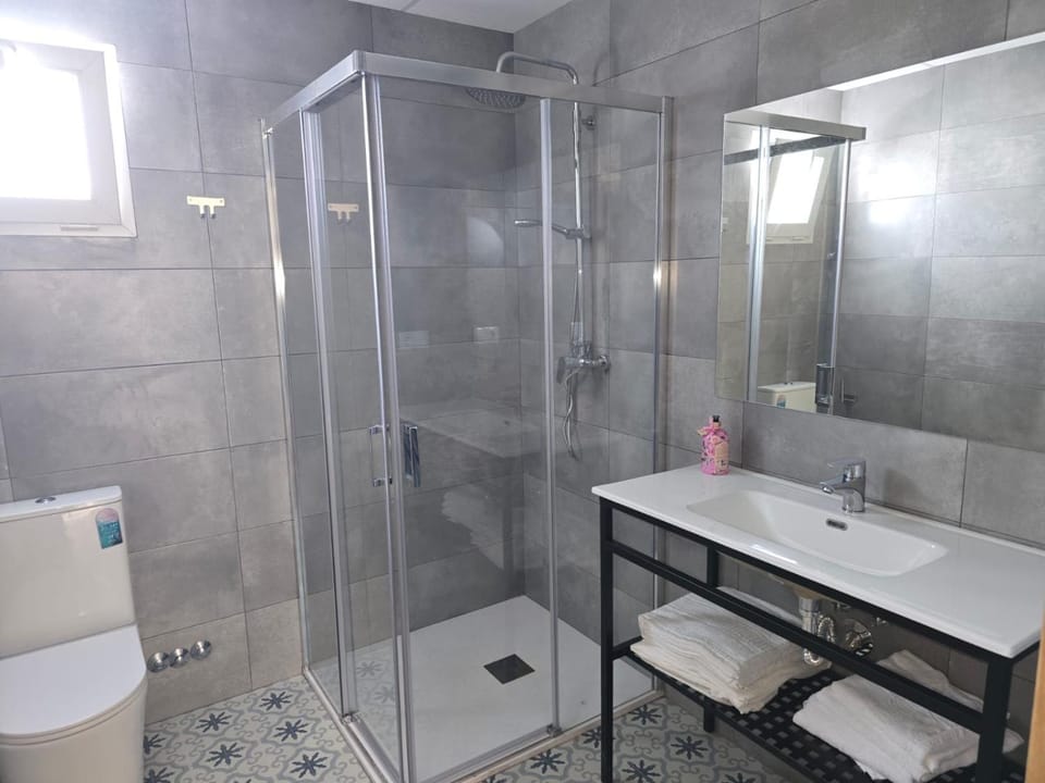 Shower, Toilet, Bathroom, towels