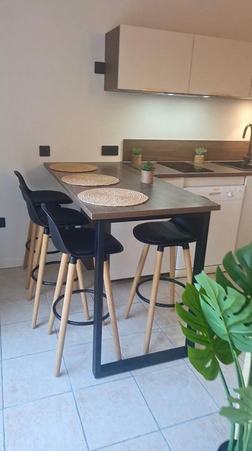 Kitchen or kitchenette, Dining area
