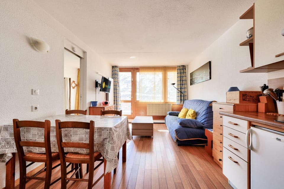 Bed, kitchen