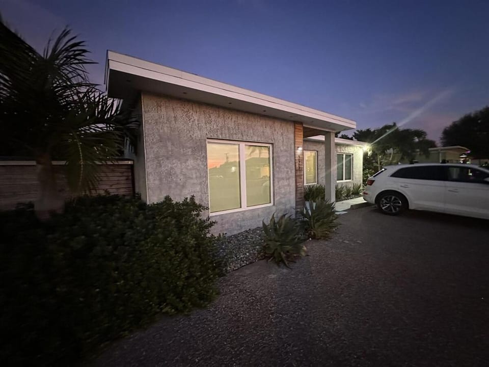 Full Duplex Home - Great for Extended Families or Couples Retreat House in Cocoa Beach