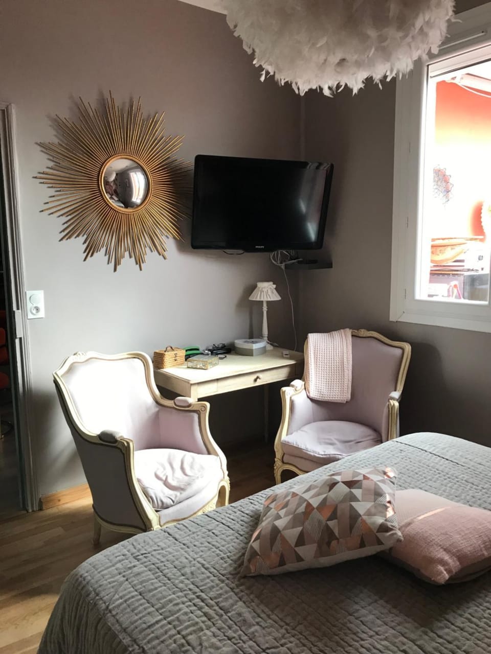 Bed, TV and multimedia, Bedroom
