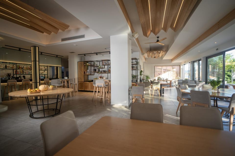 Restaurant/places to eat, Seating area