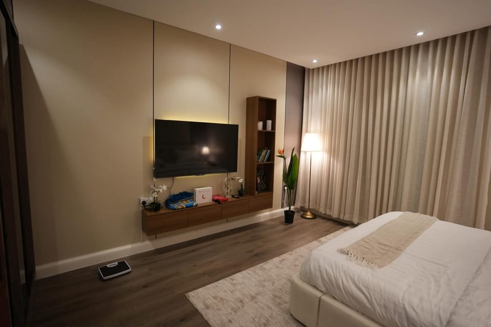 Bed, TV and multimedia, Photo of the whole room